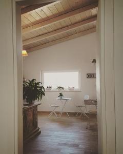 un soggiorno con tavolo e finestra di Like At Home B&B a Sannicandro di Bari
