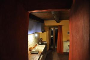 una cocina con fregadero y encimera en Podere di Maggio - Casa Grande, en Santa Fiora 28 fotos más