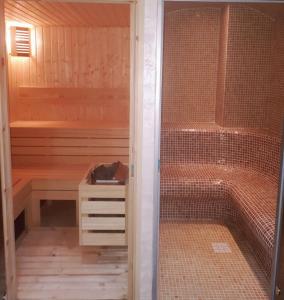 a sauna with a cage and a tub in it at YMY HOTELS Târgu Jiu in Târgu Jiu