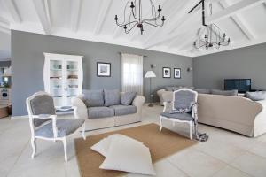 sala de estar con sofá, sillas y lámpara de araña en Villa Star en Vižinada