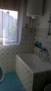 斯塔里格勒的住宿－Apartments Rade，带浴缸、窗户和水槽的浴室