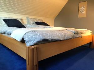 Een bed of bedden in een kamer bij The Kreideberger - Haus mit Platz