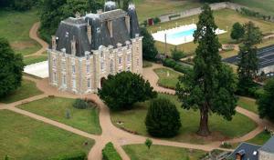 un gran edificio en medio de un parque en Château de Montbraye, en Parigné-lʼÉvêque