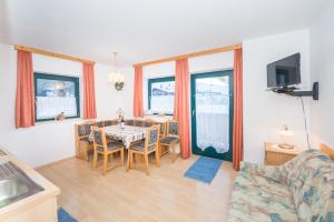 Televízia a/alebo spoločenská miestnosť v ubytovaní Monika Schwaiger, Appartements