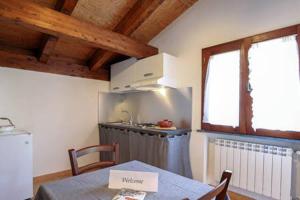 una cucina con tavolo, lavandino e finestra di The Cottage ad Agerola