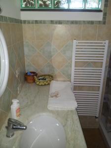 bagno con lavandino e termoarredo di The Cottage ad Agerola