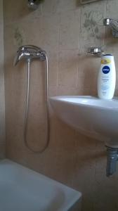 La salle de bains est pourvue d'un lavabo et d'une bouteille de savon. dans l'établissement Studio Rade, à Stari Grad