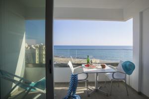 Mackenzie Zoe Seafront Suite tesisinde bir balkon veya teras