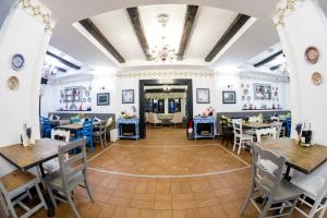 Reštaurácia alebo iné gastronomické zariadenie v ubytovaní Conacu´ Boierului