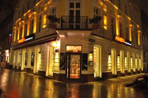 a building on a city street at night at Arnes Hotel Vienna in Vienna