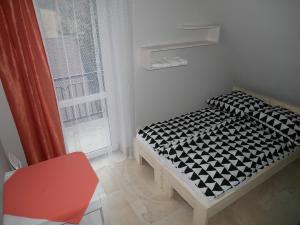 małą sypialnię z łóżkiem przed oknem w obiekcie Dom Weselny Bartpol Family&SPA w mieście Gródek Nad Dunajcem