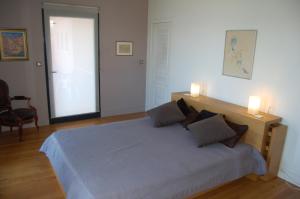 Un dormitorio con una cama con dos velas. en maison atypique les pieds dans l'eau en Sète