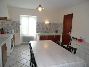una cucina con tavolo, tavolo e sedie di Le Refuge a Champagné-Saint-Hilaire Altre 4 foto