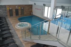Bazén v ubytovaní Apartament SOLEIL Kołobrzeg alebo v jeho blízkosti