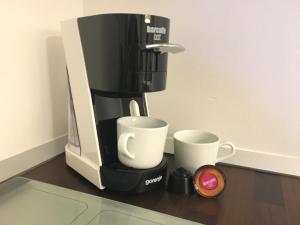 Fasilitas pembuat kopi dan teh di Sensei apartment