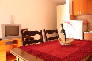 stół z butelką wina i koszem w obiekcie Apartments Todorovic w Petrovacu na Moru