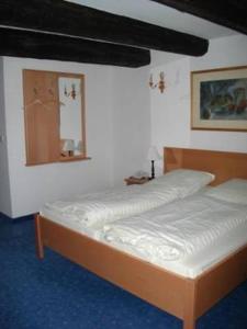 A bed or beds in a room at Hotel Gäubodenhof