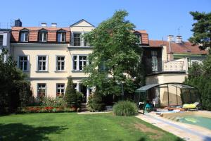 a large white house with a swimming pool in a yard at Apartment Schönbrunn in Vienna