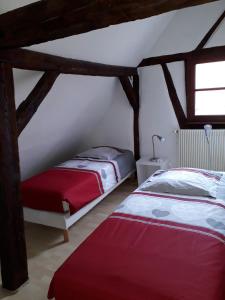 1 dormitorio con 2 camas y ventana en Baribal'ele, en Colmar