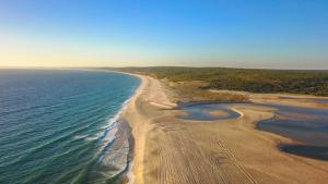 an aerial view of a beach in the ocean at Quinta Dos Amarelos no Meco in Aldeia do Meco