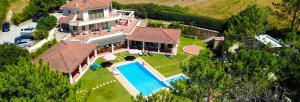 an aerial view of a house with a swimming pool at Quinta Dos Amarelos no Meco in Aldeia do Meco