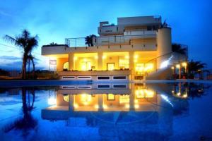 ein Haus mit Lichtern vor einem Swimmingpool in der Unterkunft Residence Sole in Albenga