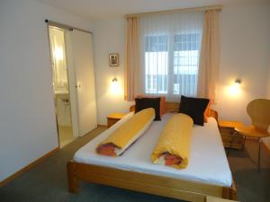 Giường trong phòng chung tại Hotel Tschuggen