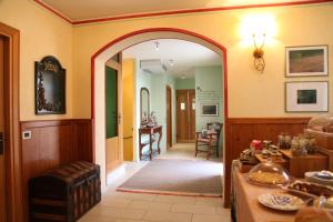 a hallway with an archway and a dining room at La Valdella in Valdobbiadene