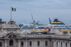 una nave da crociera è ormeggiata accanto a un edificio di New Alexander Hotel a Genova