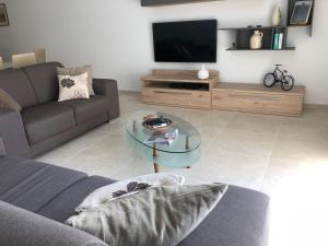 En TV eller et underholdningssystem på Azure Cottage