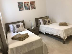 En eller flere senger på et rom på Azure Cottage