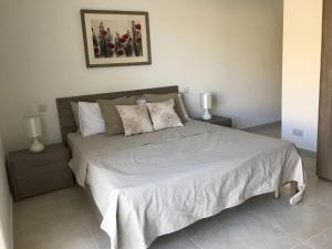 En eller flere senger på et rom på Azure Cottage