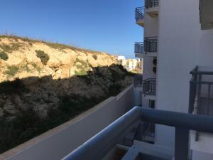 En balkong eller terrasse på Azure Cottage