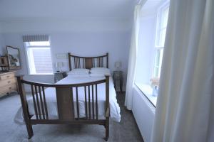 1 dormitorio con 1 cama con cama Woodenokedokedokedokedoked en Severn House, en Watchet