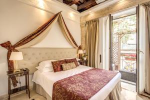 una camera con un grande letto e una finestra di Pantheonview - Luxury Suites a Roma