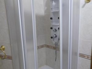 prysznic w łazience ze szklanymi drzwiami w obiekcie Penzion Marjánka w mieście Hluboká nad Vltavou +8 zdjęć