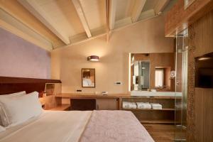 Postel nebo postele na pokoji v ubytování Domus Renier Boutique Hotel