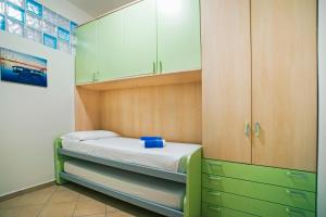 1 dormitorio pequeño con 1 cama y armario en Vico IV, en Gaeta