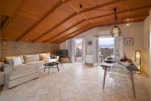 ein Wohnzimmer mit Sofa und Tisch in der Unterkunft M house luxury suites in Lixouri + 7 Fotos