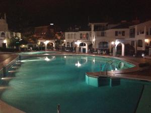 Basen w obiekcie Pueblo Evita apartment in exclusive holiday complex lub w pobliżu