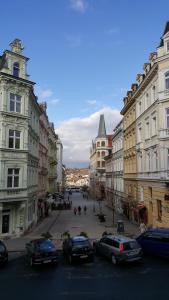 Nespecifikovaný výhled na destinaci Karlovy Vary nebo výhled na město při pohledu z apartmánu