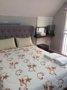安吉利斯的住宿－希拉里緹莫戈公園別墅，一间卧室配有一张带红白毯子的床