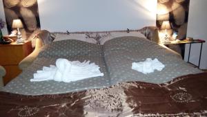 A bed or beds in a room at Heni Apartman