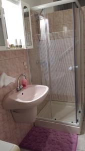 A bathroom at Heni Apartman