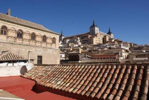 - une vue sur un toit en carrelage d'une ville dans l'établissement Toledo Histórico, à Tolède