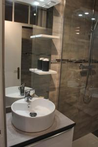 Ένα μπάνιο στο Appartement Quai Ouest, vue entrée port, Stationnement gratuit, Lits faits pour votre arrivée, serviettes de toilettes fournies +12 φωτογραφίες