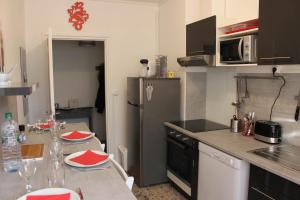 迪耶普的住宿－Appartement Quai Ouest，厨房里配有红色盘子的桌子