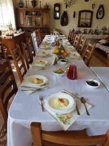 Restoran või mõni muu söögikoht majutusasutuses Morelowy Sad Potrzanowo