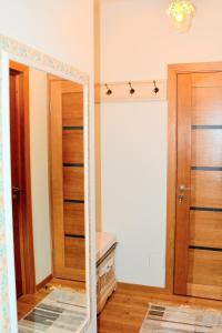 een spiegel in een kamer met een houten deur bij Spindesys in Nida