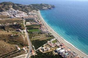 an aerial view of a beach and the ocean at Pension los Verdiales in La Herradura